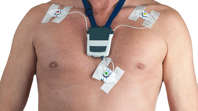 Abbildung eines Mannes der einLangzeit EKG Gerät um den Hals trägt.