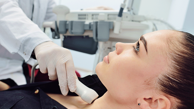 Schilddrüse eine Frau wird am Hals mittel Ultraschall untersucht.