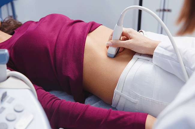 Bauchraum einer Frau wird per Ultraschall untersucht.