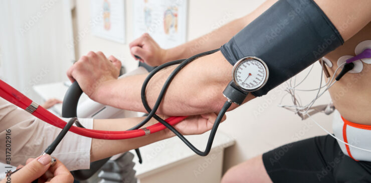 Bild von eine radfahrenden patienten. Es wird ein Belastungs EKG erstellt.