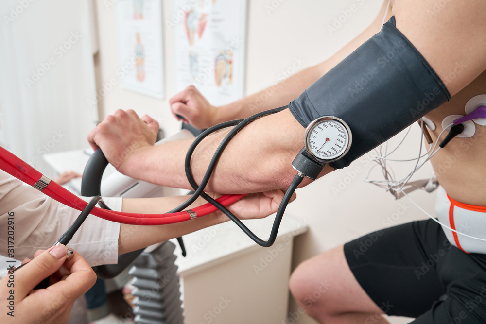 Bild von eine radfahrenden patienten. Es wird ein Belastungs EKG erstellt.